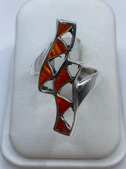 Anillo de plata con ópalo de fuego naranja en engaste geométrico, vista frontal