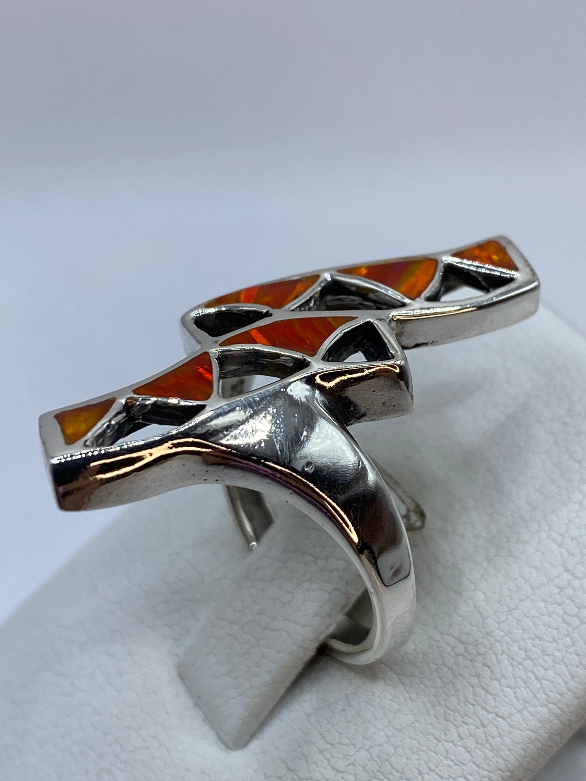 Anillo en mano con luz natural revelando los tonos internos del ópalo de fuego