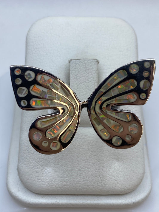Anillo de plata mariposa con ópalo de fuego multicolor en caja de presentación