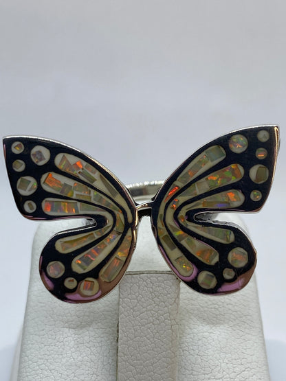 Anillo mariposa de plata .950 luciendo en mano con esmalte rosa