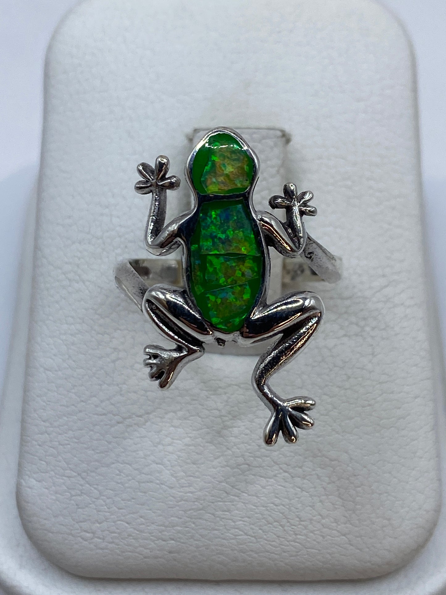 Anillo de plata artesanal con ópalo de fuego verde limón, talla 5, sobre dedo con esmalte rosa