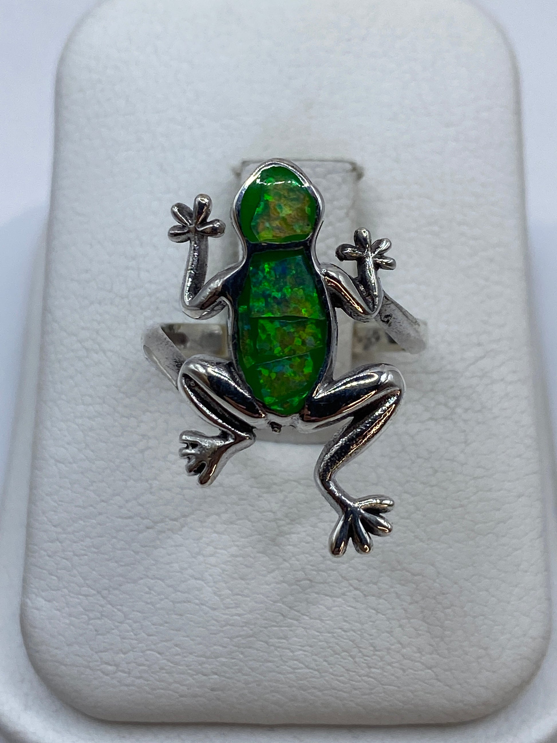Anillo de plata artesanal con ópalo de fuego verde limón, talla 5, sobre dedo con esmalte rosa