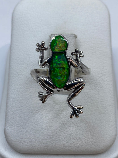 Anillo de plata artesanal con ópalo de fuego verde limón, talla 5, sobre dedo con esmalte rosa