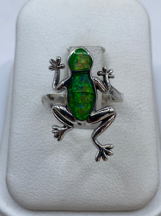 Anillo de plata artesanal con ópalo de fuego verde limón, talla 5, sobre dedo con esmalte rosa