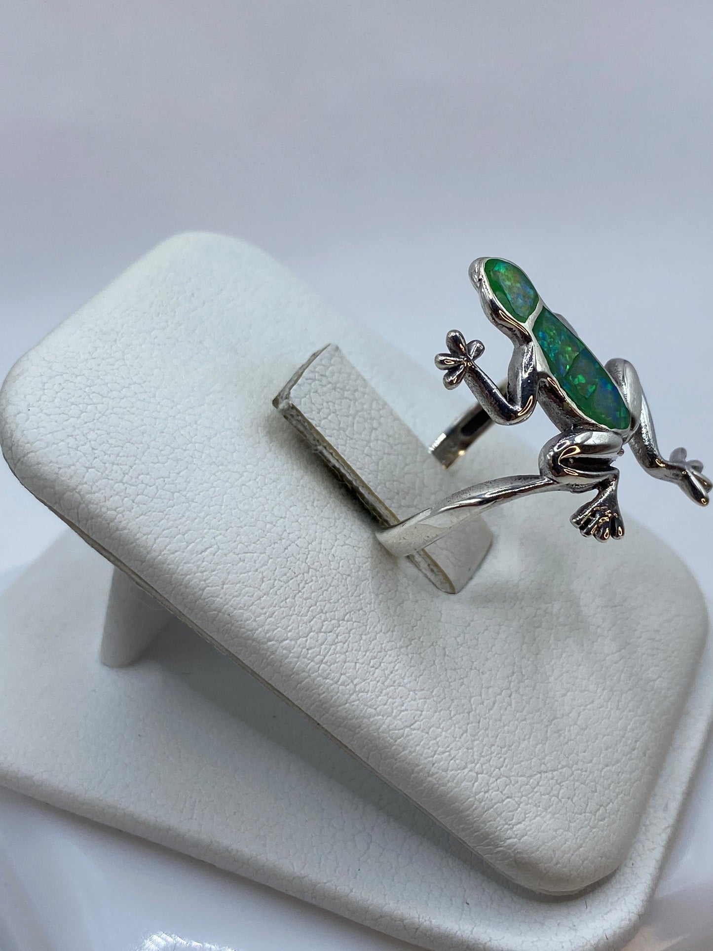 Vista lateral del anillo modelado en plata .925 mostrando perfil del engaste