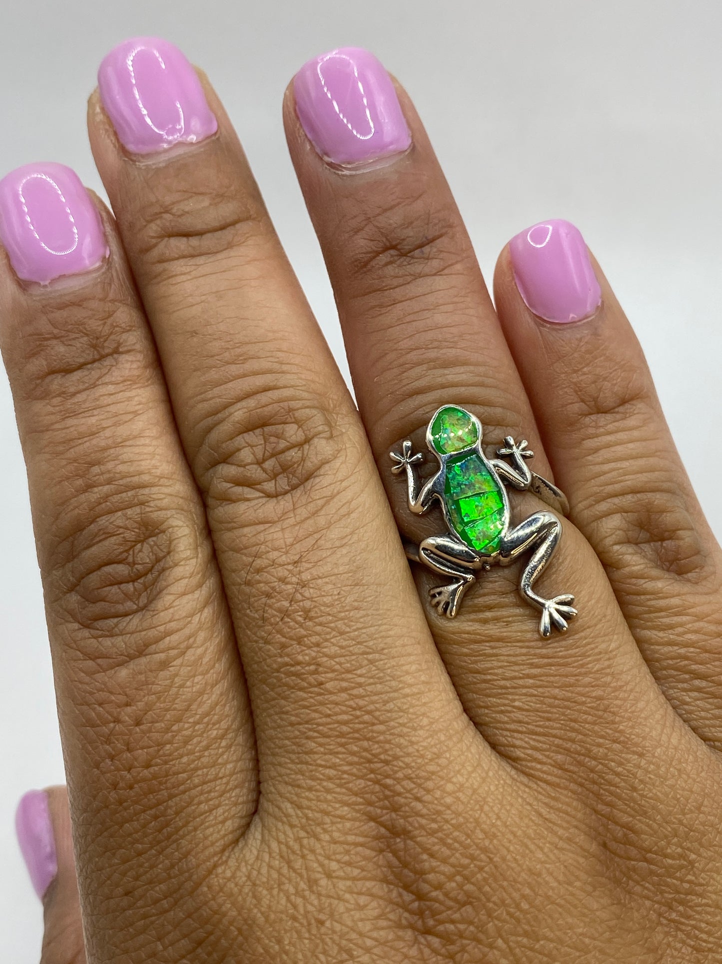 Anillo sobre fondo blanco mostrando sello 925 MEXICO en la banda