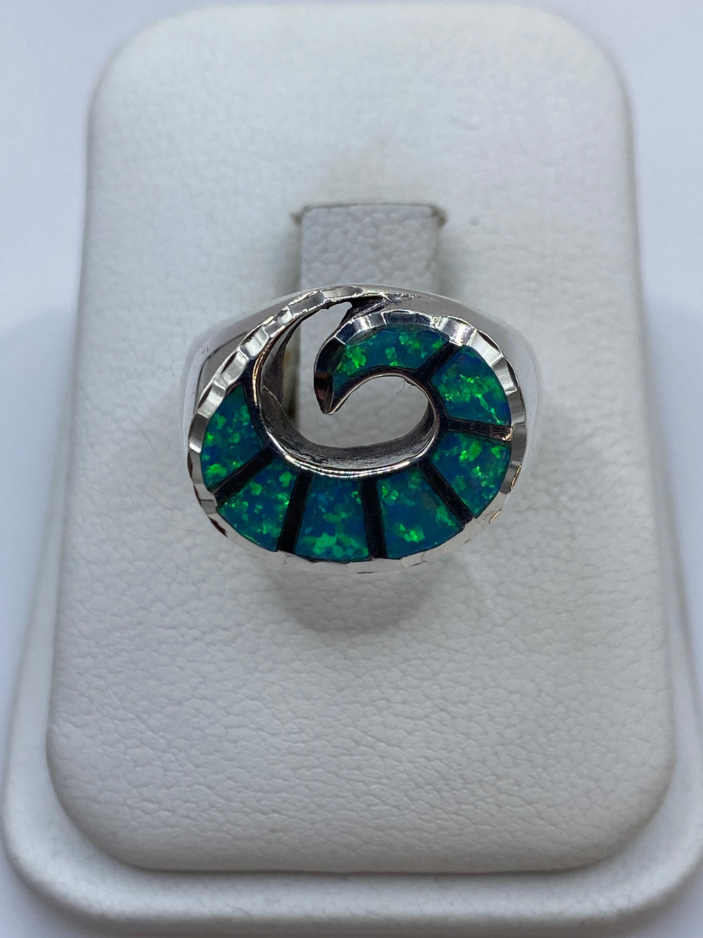 Anillo de plata .950 con ópalo de fuego azul cielo en diseño geométrico