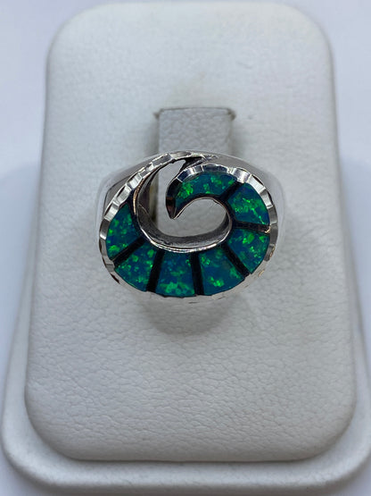 Anillo de plata .950 con ópalo de fuego azul cielo en diseño geométrico