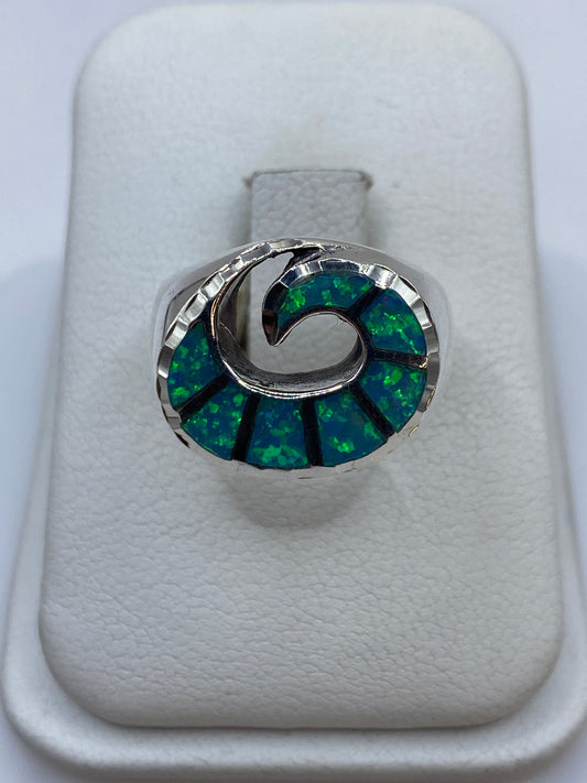 Anillo de plata .950 con ópalo de fuego azul cielo en diseño geométrico
