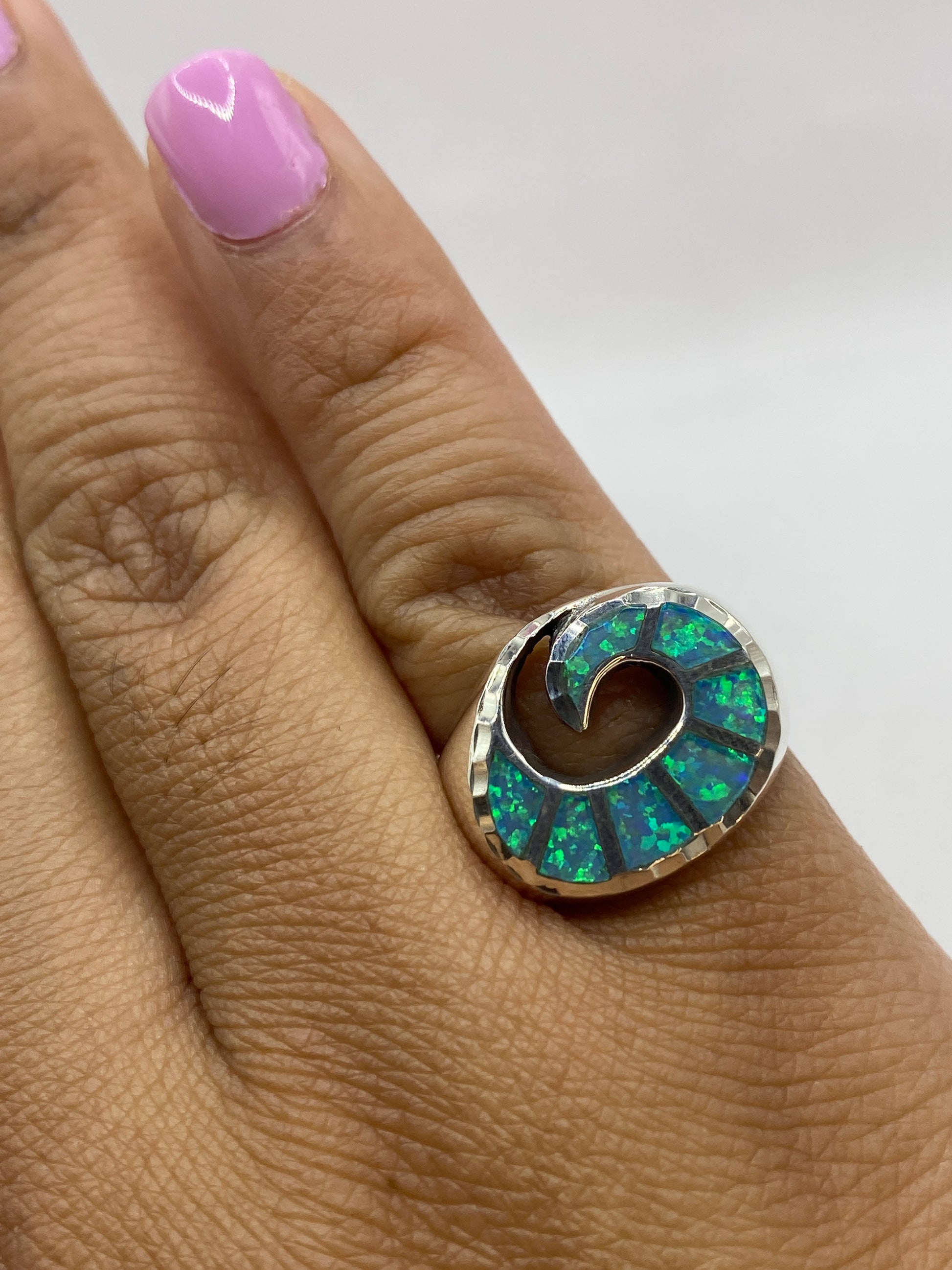 Anillo sobre fondo blanco con sello .950 visible, peso 8.3 gramos