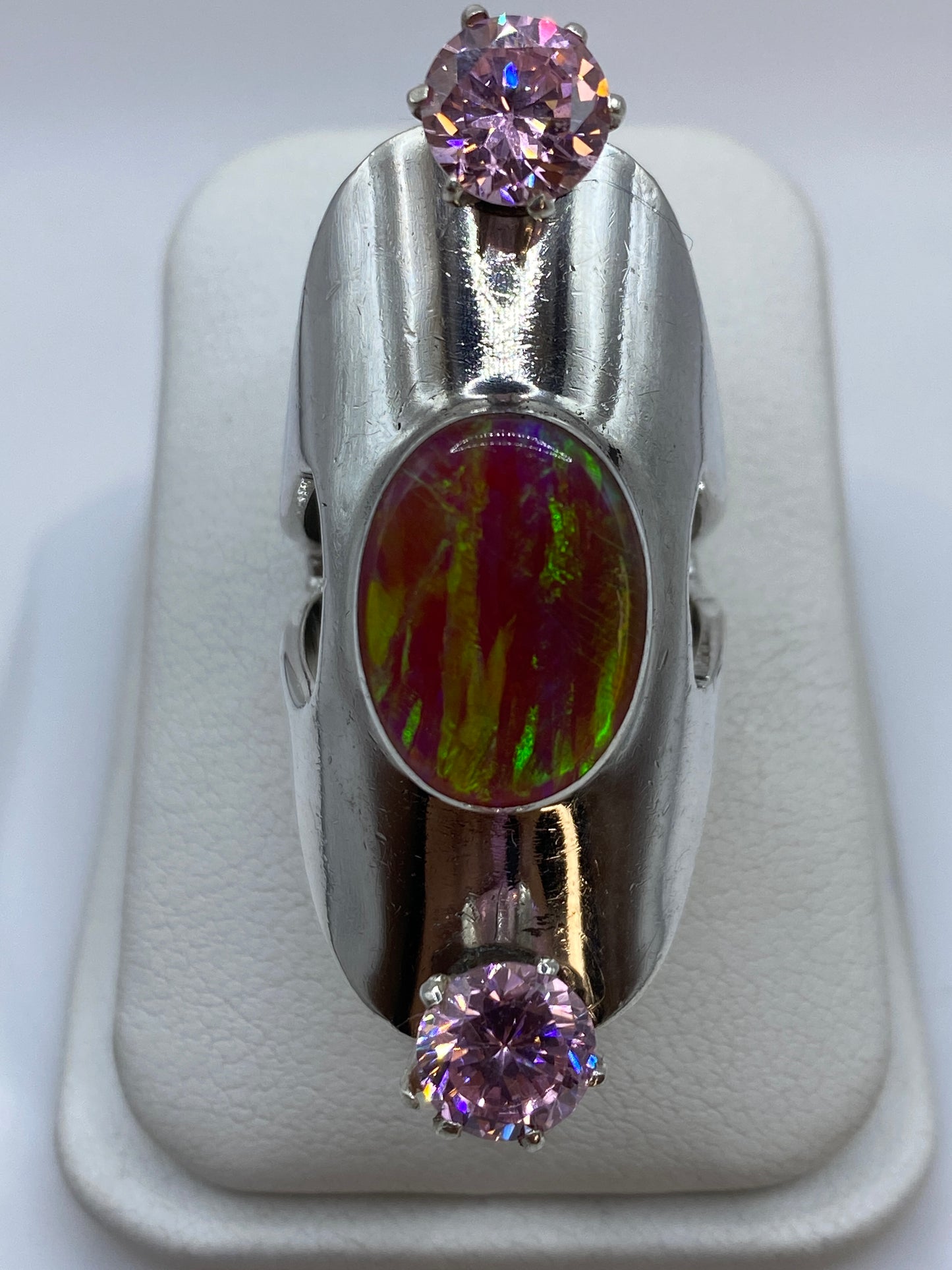 Anillo de plata .950 con ópalo de fuego rosa y circonias lila visto de frente
