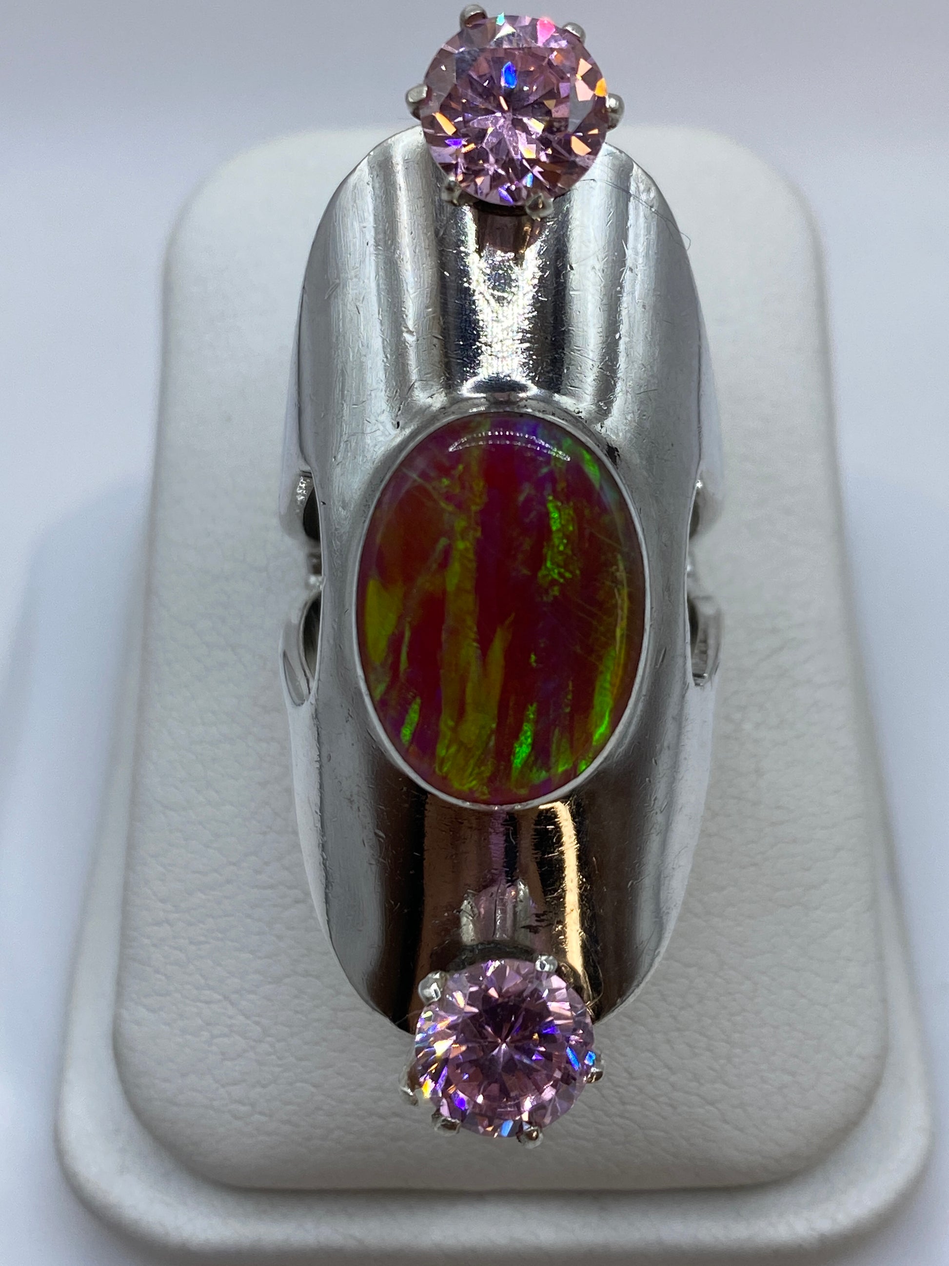 Anillo de plata .950 con ópalo de fuego rosa y circonias lila visto de frente