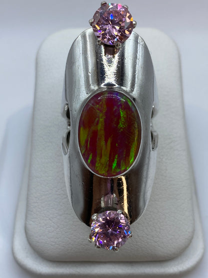 Anillo de plata .950 con ópalo de fuego rosa y circonias lila visto de frente