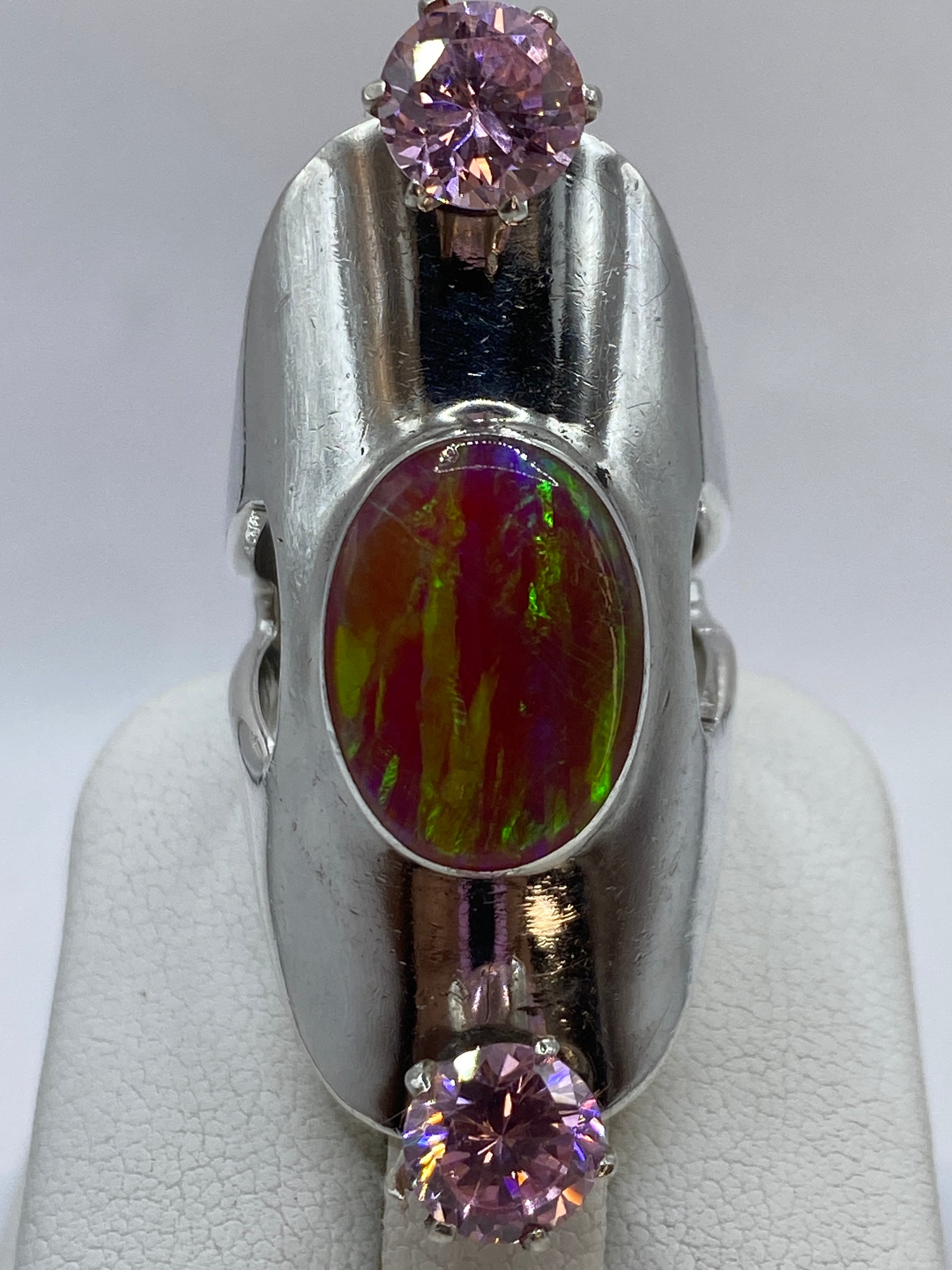 Ópalo de fuego rosa con juego cromático verde-rosa-violeta en detalle de engaste