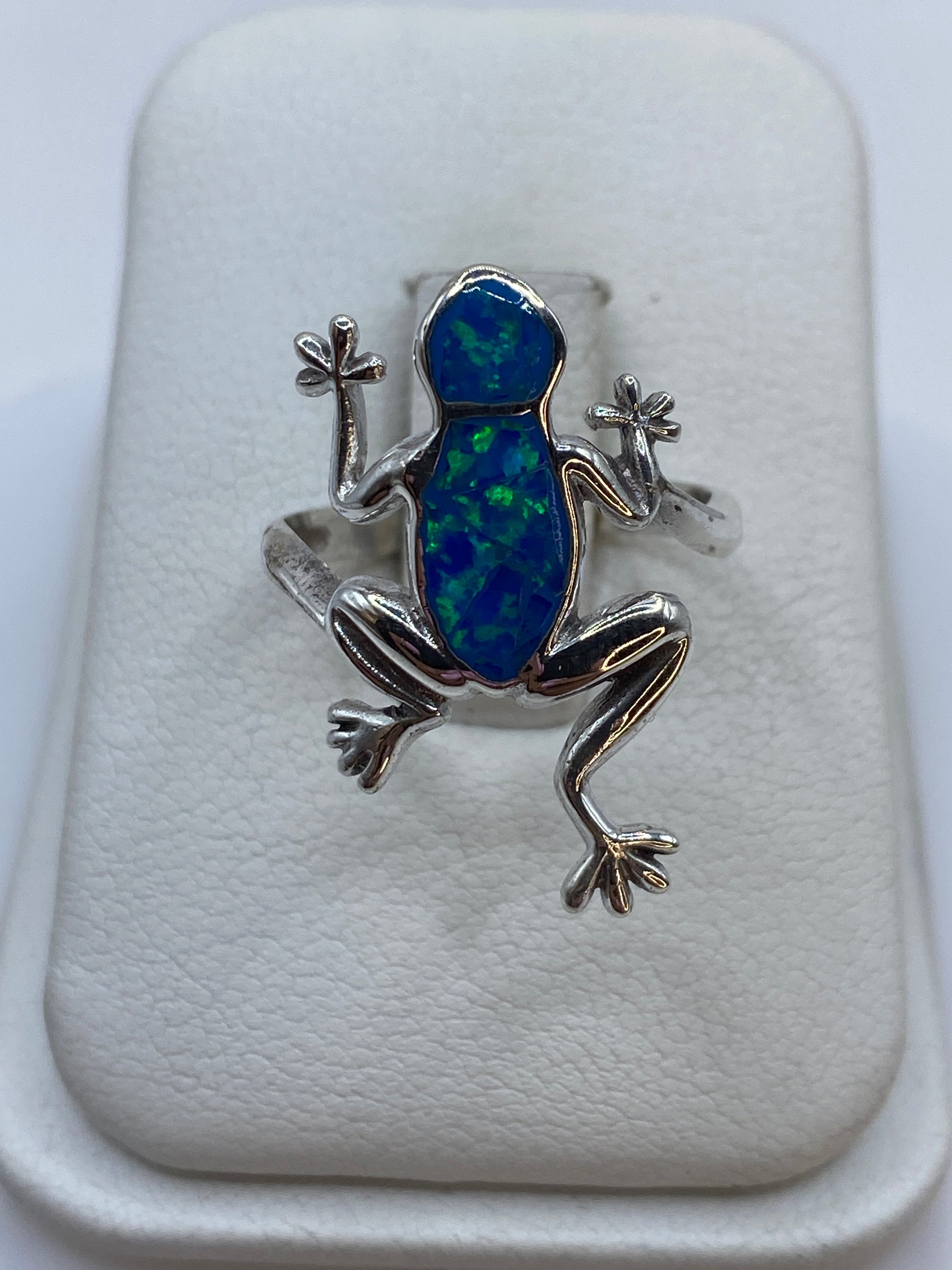 Anillo rana de plata .925 con ópalo de fuego azul visto desde arriba en estuche blanco