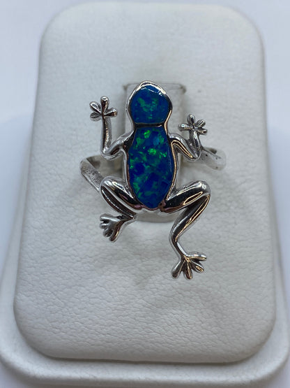Anillo rana de plata .925 con ópalo de fuego azul visto desde arriba en estuche blanco