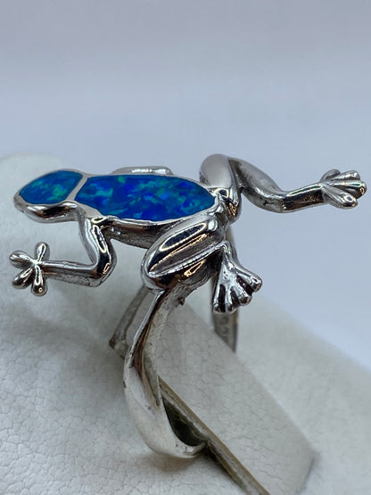 Ópalo de fuego azul con reflejos verdes engastado en la rana de plata