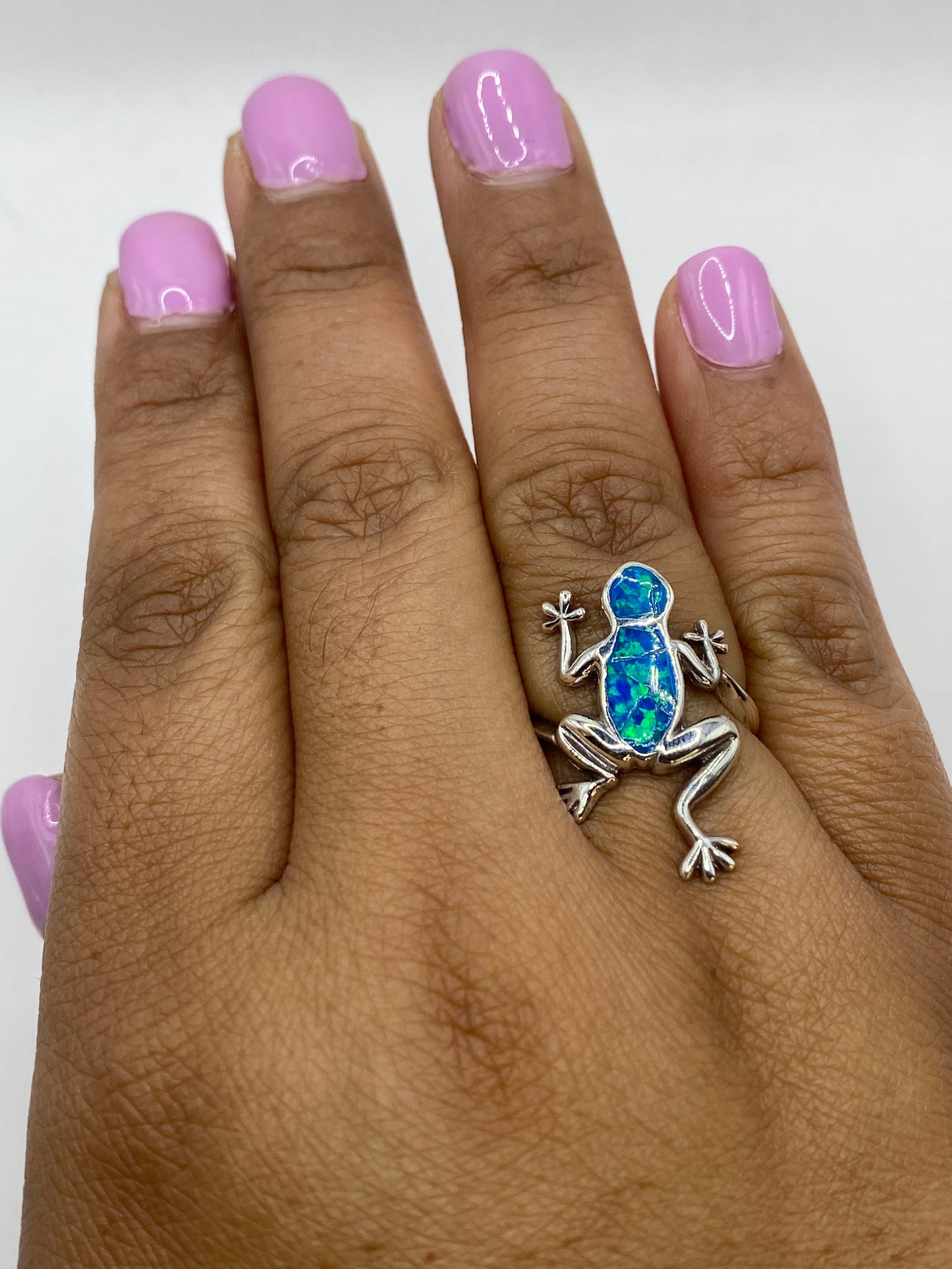 Anillo rana puesto en dedo mostrando el diseño completo y el sello .925 en la banda