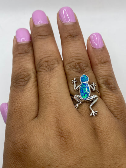 Anillo rana puesto en dedo mostrando el diseño completo y el sello .925 en la banda
