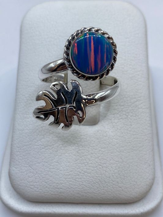 Anillo ajustable de plata .925 con ópalo de fuego azul y detalles étnicos en relieve