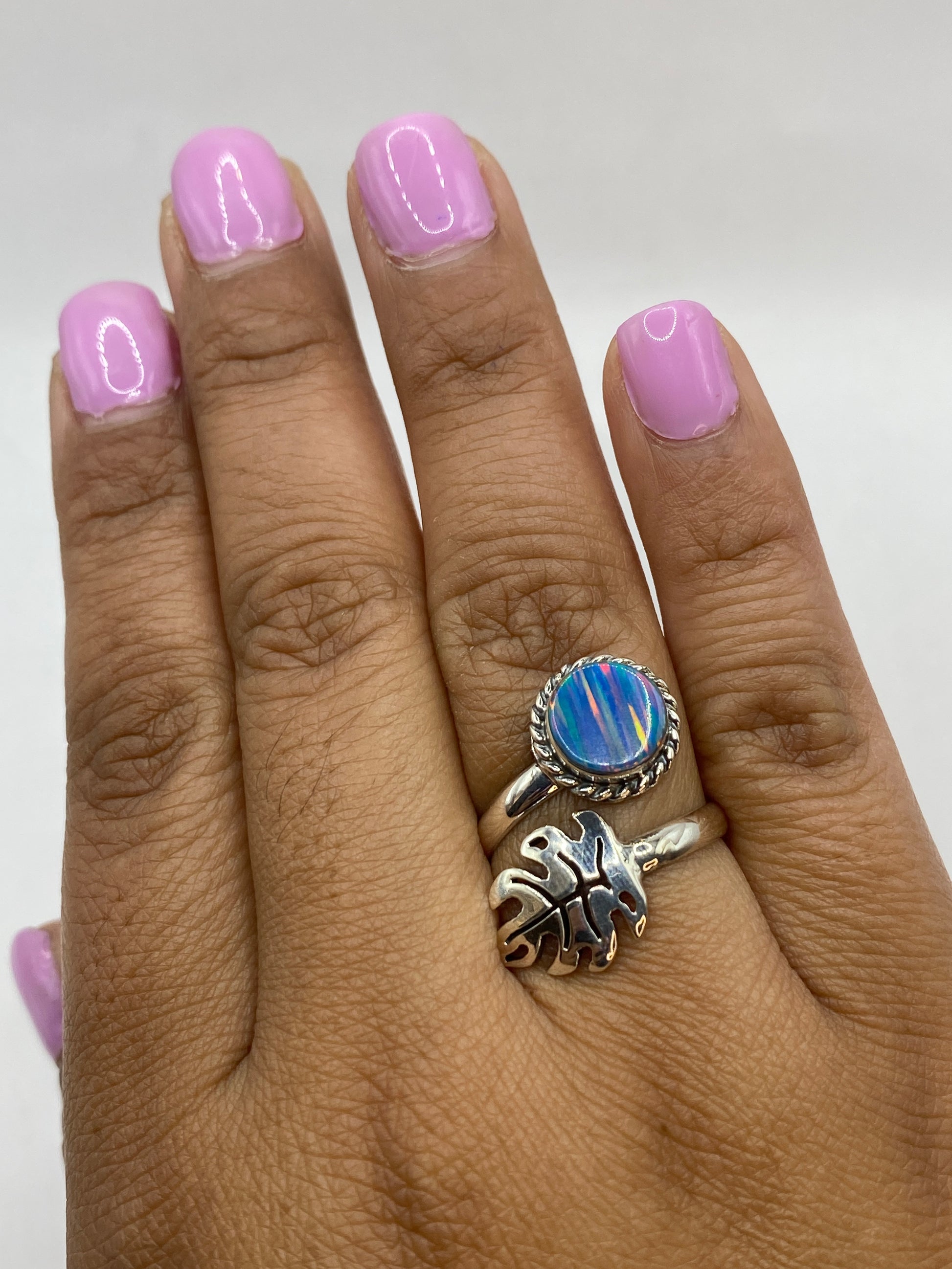 Sello 925 MEXICO visible en la banda del anillo de plata pura con piedra ópalo