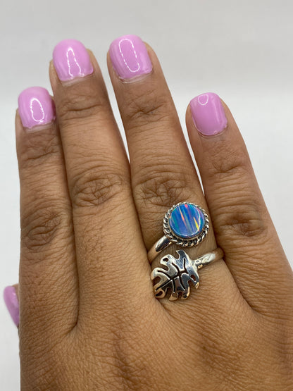 Sello 925 MEXICO visible en la banda del anillo de plata pura con piedra ópalo
