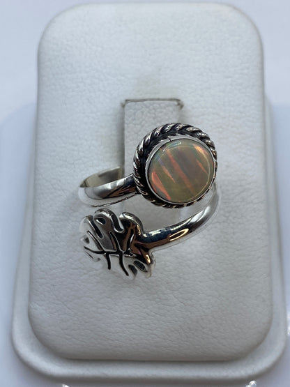 Anillo de plata ajustable con ópalo de fuego multicolor en caja de presentación