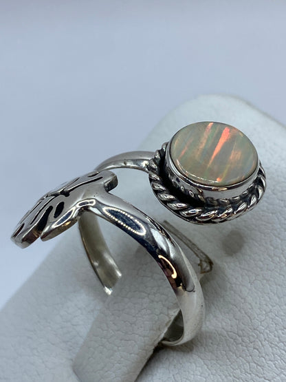 Vista lateral del anillo con banda torneada en plata .925