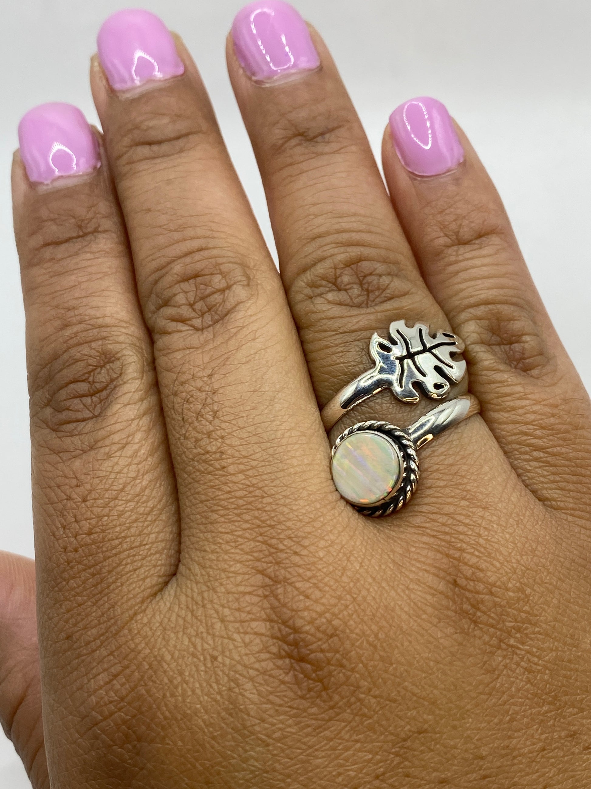 Anillo ajustable de plata sobre fondo blanco con sello 925 visible