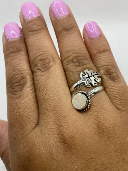 Anillo ajustable de plata sobre fondo blanco con sello 925 visible