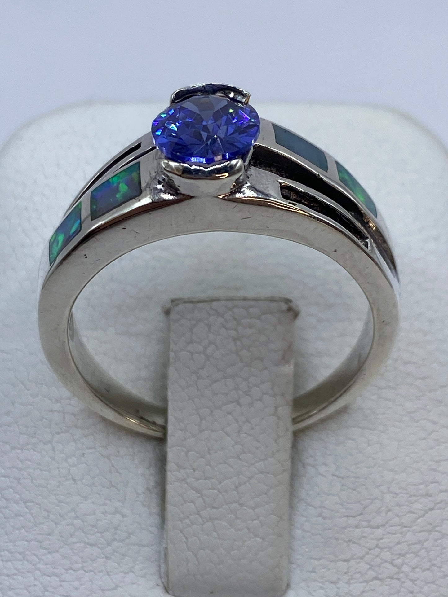 Anillo de plata .950 con ópalo de fuego multicolor en tono solitario