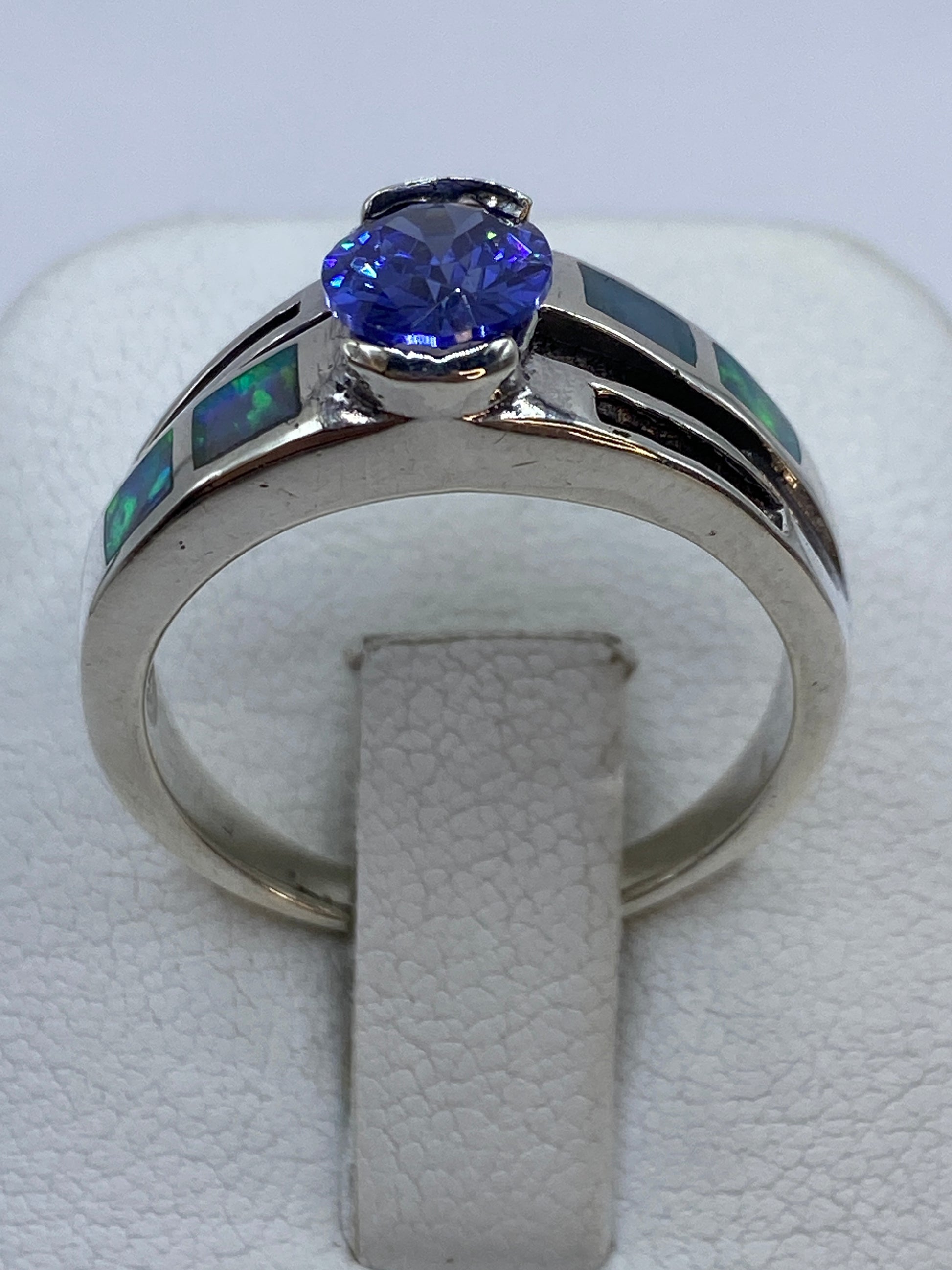 Anillo de plata .950 con ópalo de fuego multicolor en tono solitario