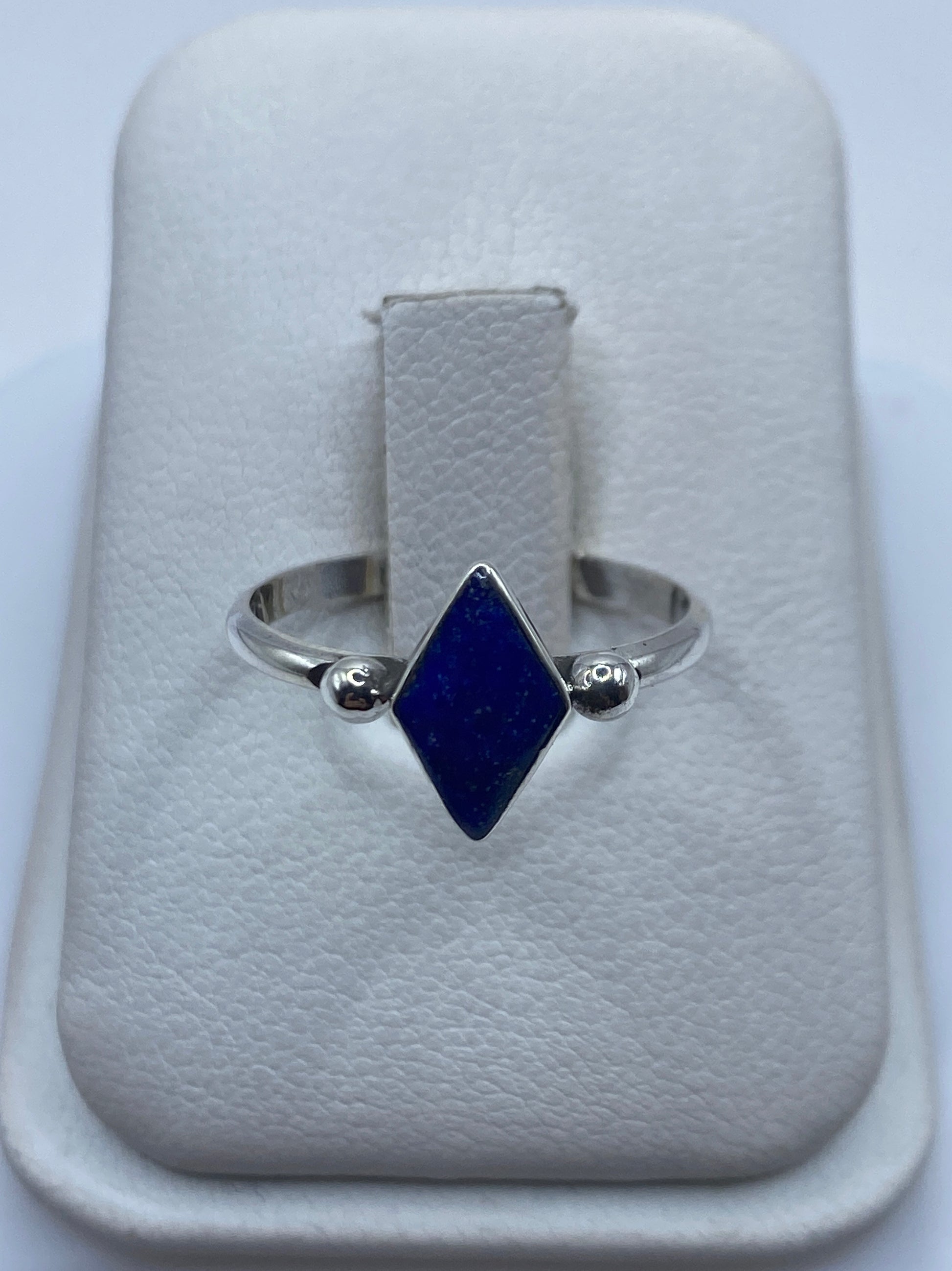 Anillo de plata .950 con lapislázuli azul en la mano de una mujer