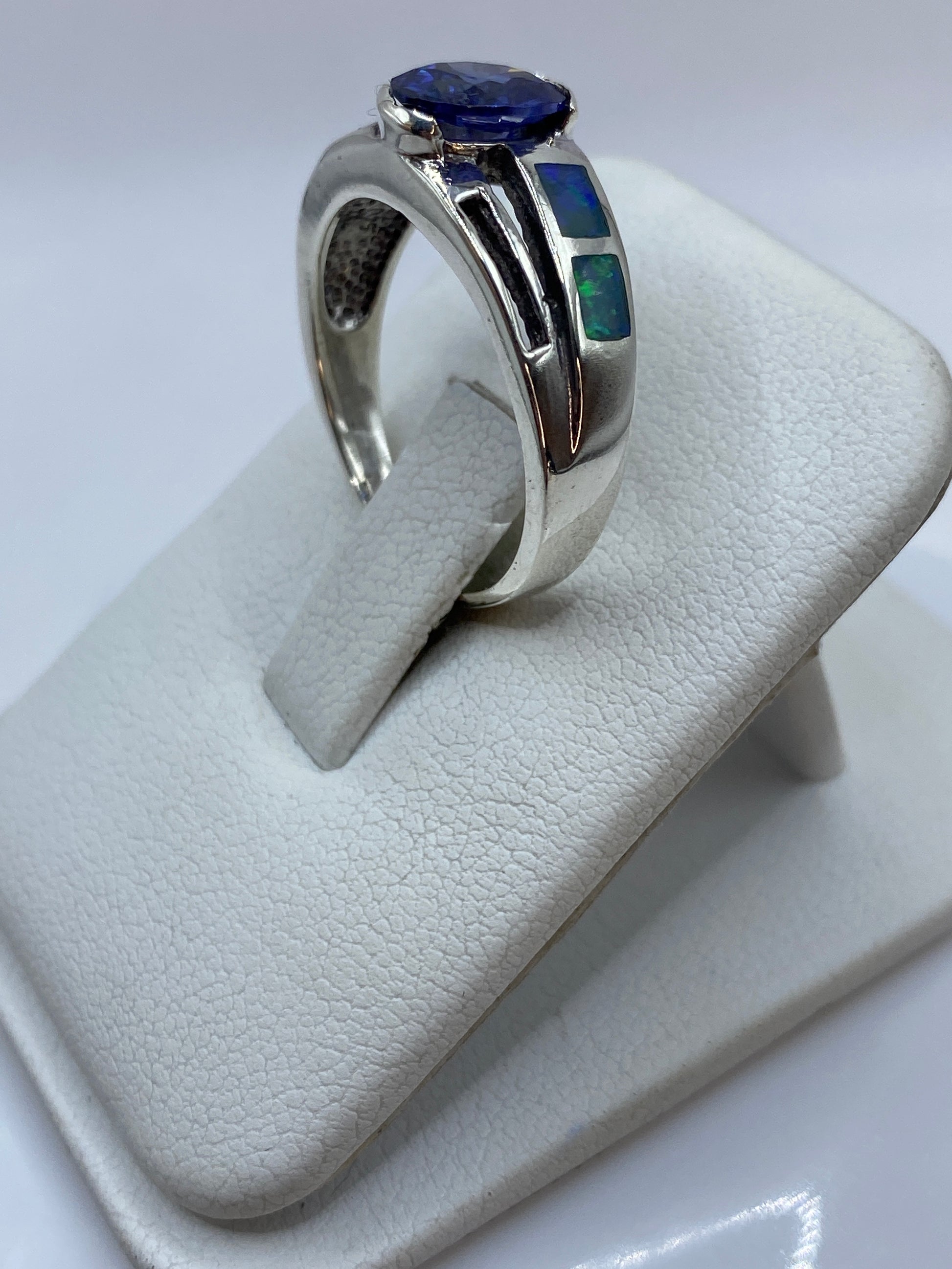 Detalle del engaste en plata negra y banda lateral del anillo