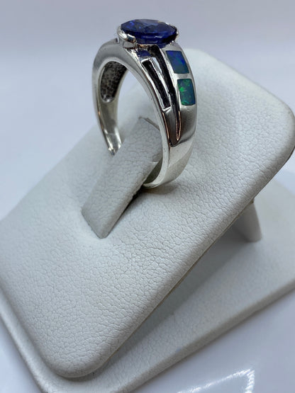 Detalle del engaste en plata negra y banda lateral del anillo