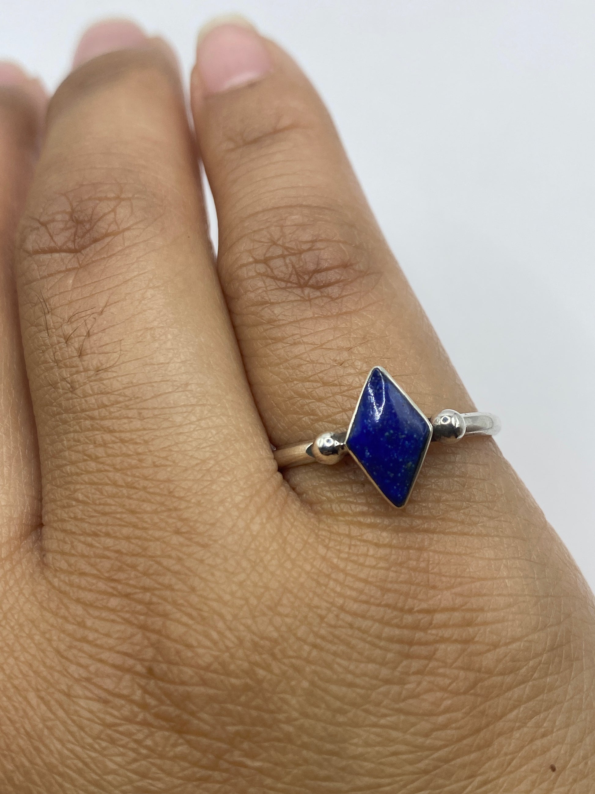 Anillo sobre fondo blanco mostrando el sello 950 en la banda interna