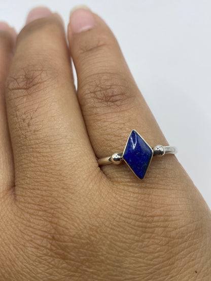 Anillo sobre fondo blanco mostrando el sello 950 en la banda interna