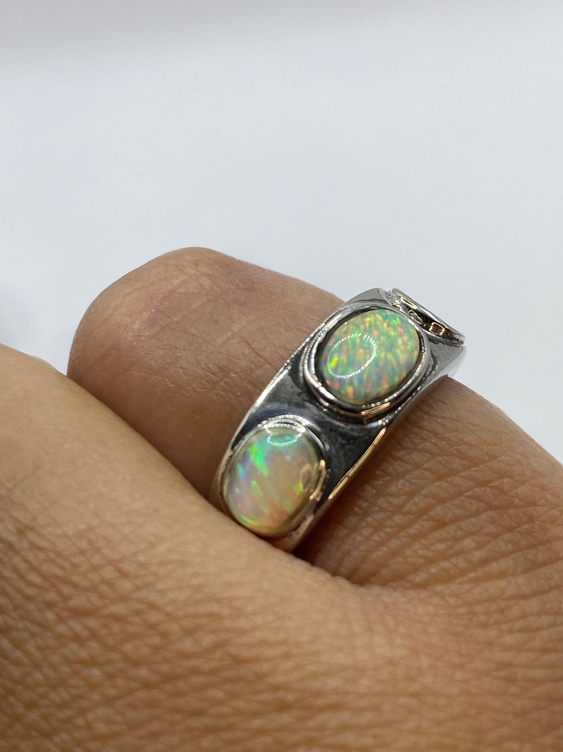 Detalle del ópalo natural con fuego iridiscente en tonos amarillo, verde y naranja