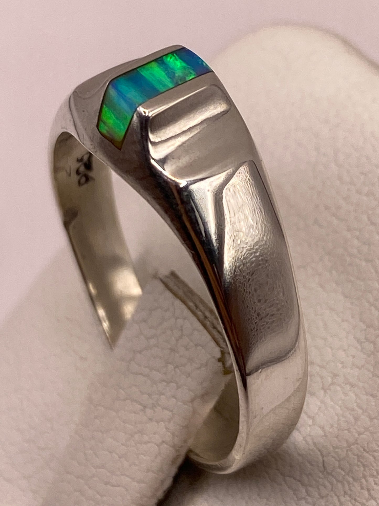 Anillo moderno geométrico de perfil, mostrando las bandas laterales pulidas