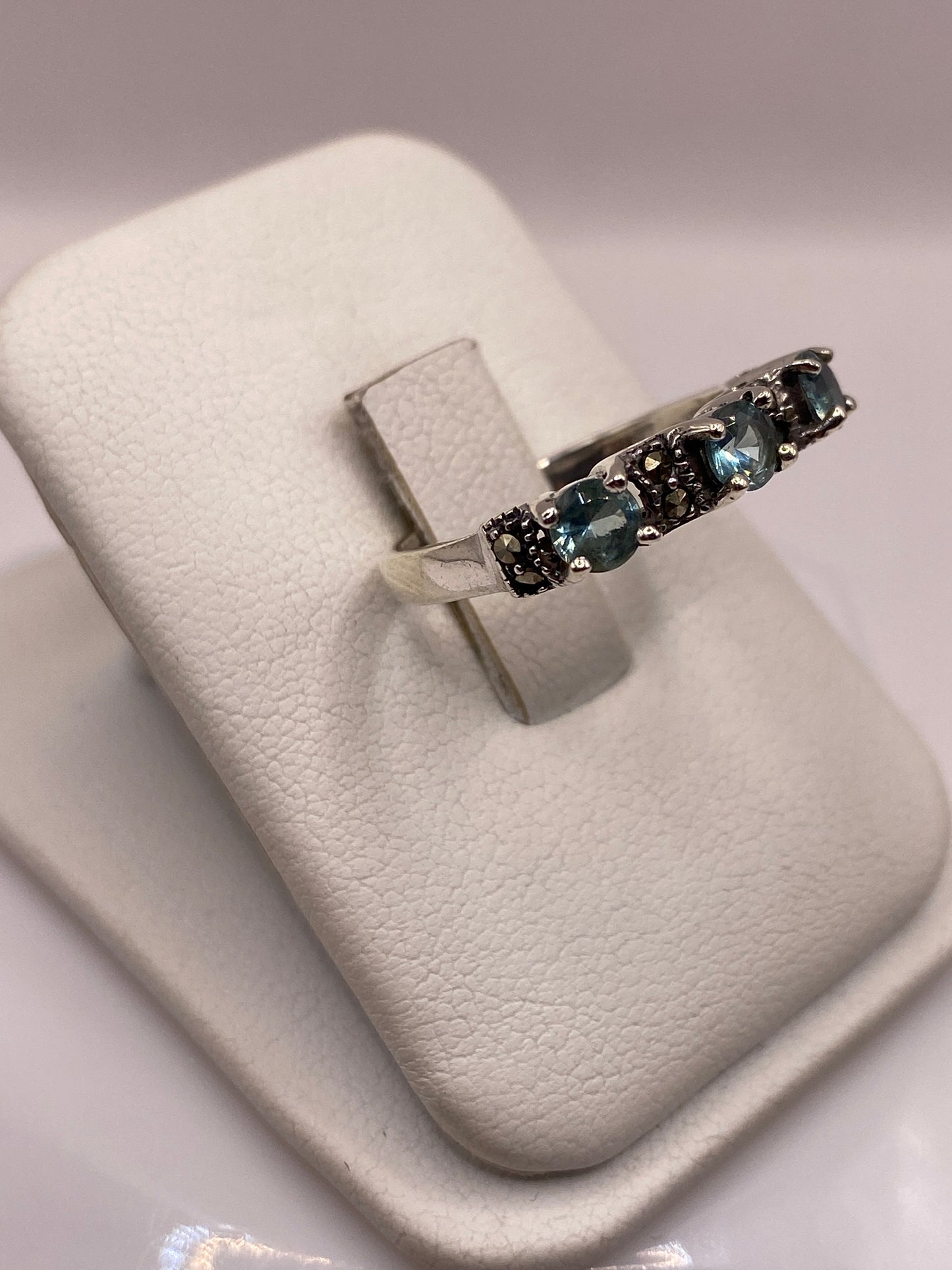 Detalle lateral del anillo mostrando el engaste de circonia azul en plata .925