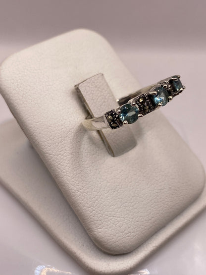 Detalle lateral del anillo mostrando el engaste de circonia azul en plata .925