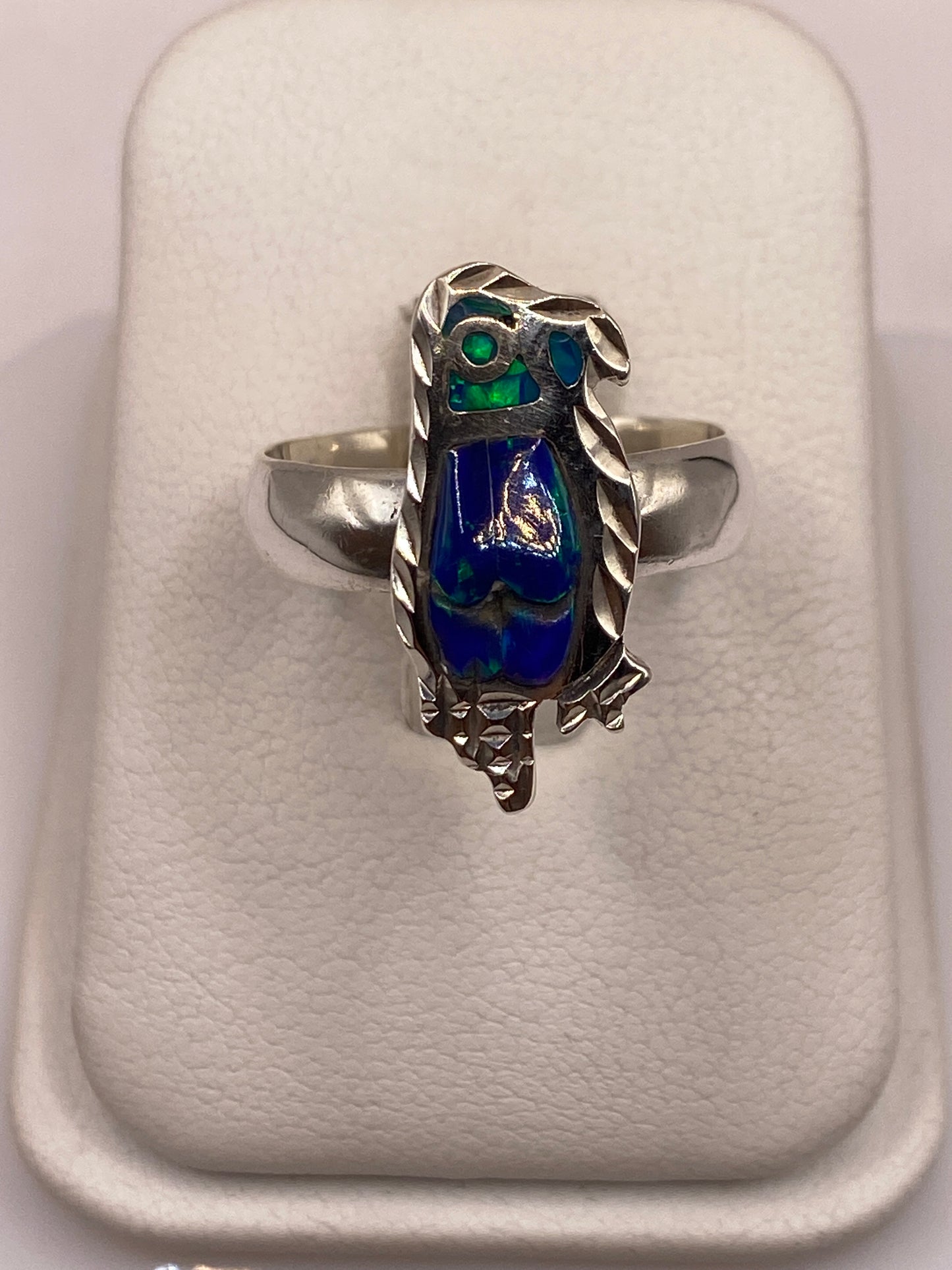 Anillo de plata .950 con ópalo de fuego azul engastado a mano en Taxco