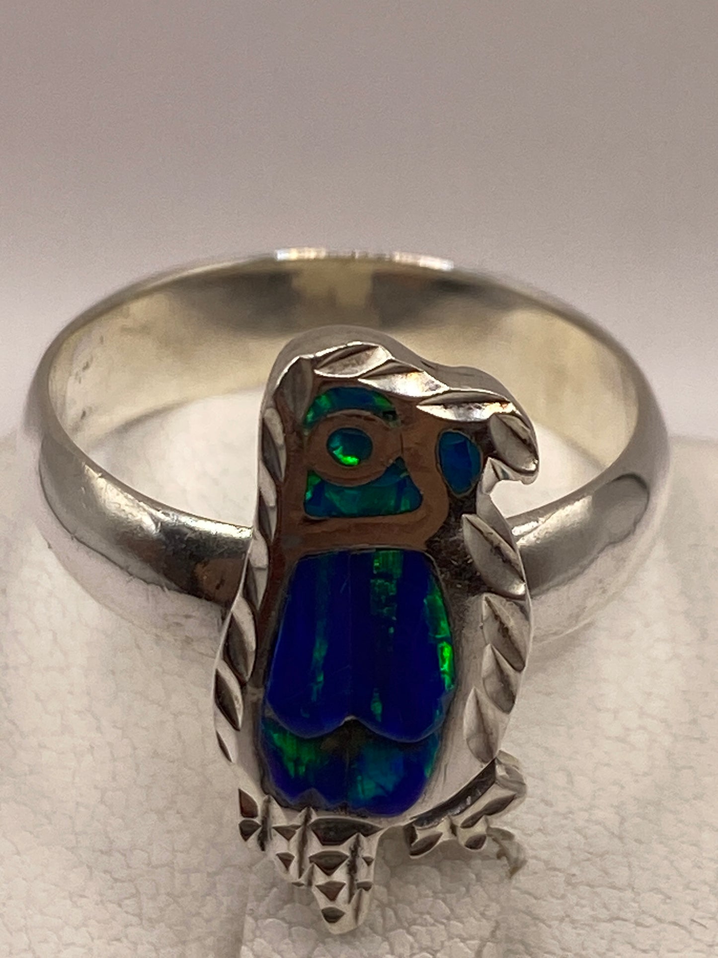 Detalle del engaste artesanal del ópalo de fuego en la banda de plata pura