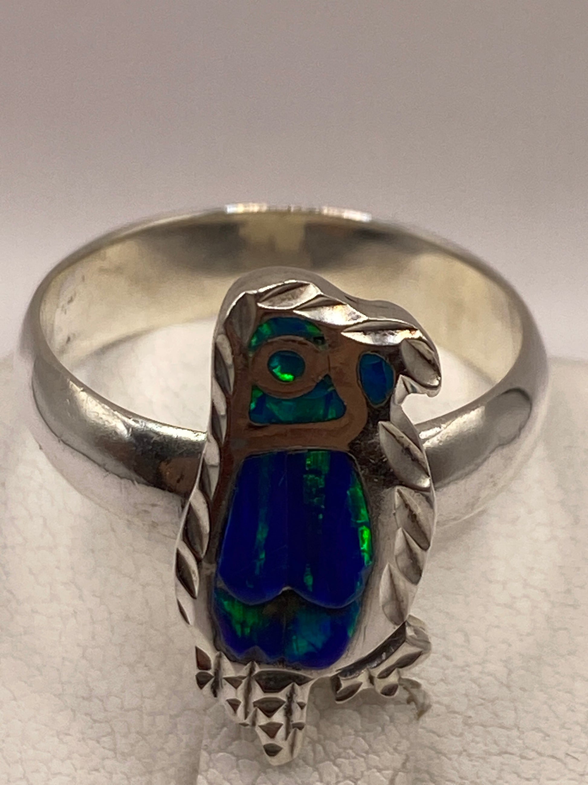 Detalle del engaste artesanal del ópalo de fuego en la banda de plata pura
