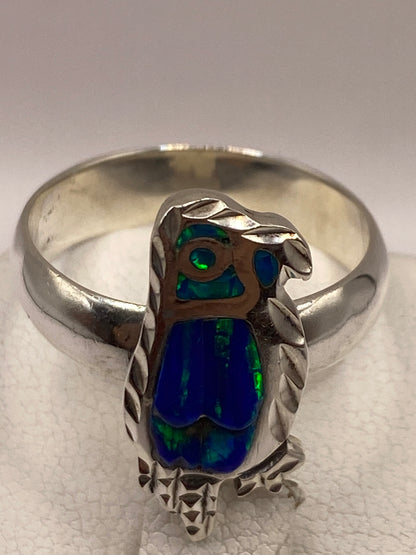 Detalle del engaste artesanal del ópalo de fuego en la banda de plata pura