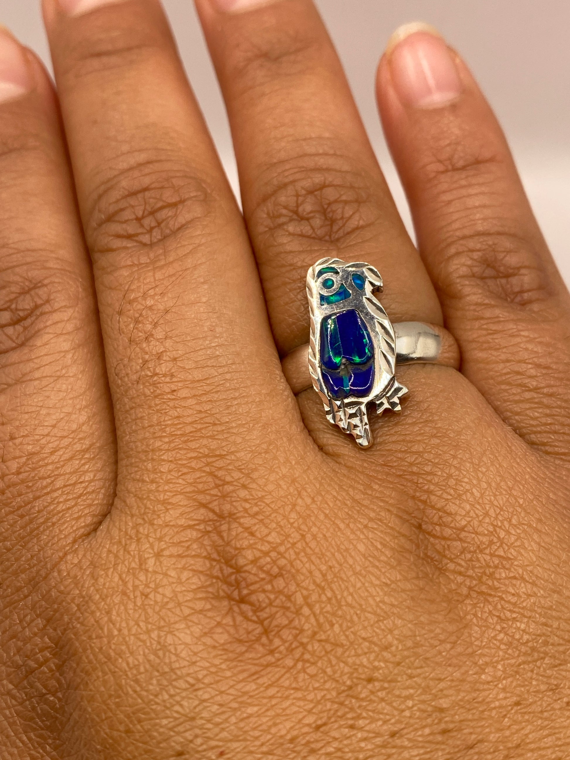 Anillo sobre fondo blanco evidenciando el sello 950 de autenticidad