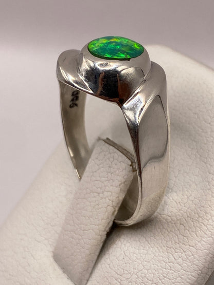 Detalle del ópalo de fuego verde con destellos amarillos engastado en plata .950