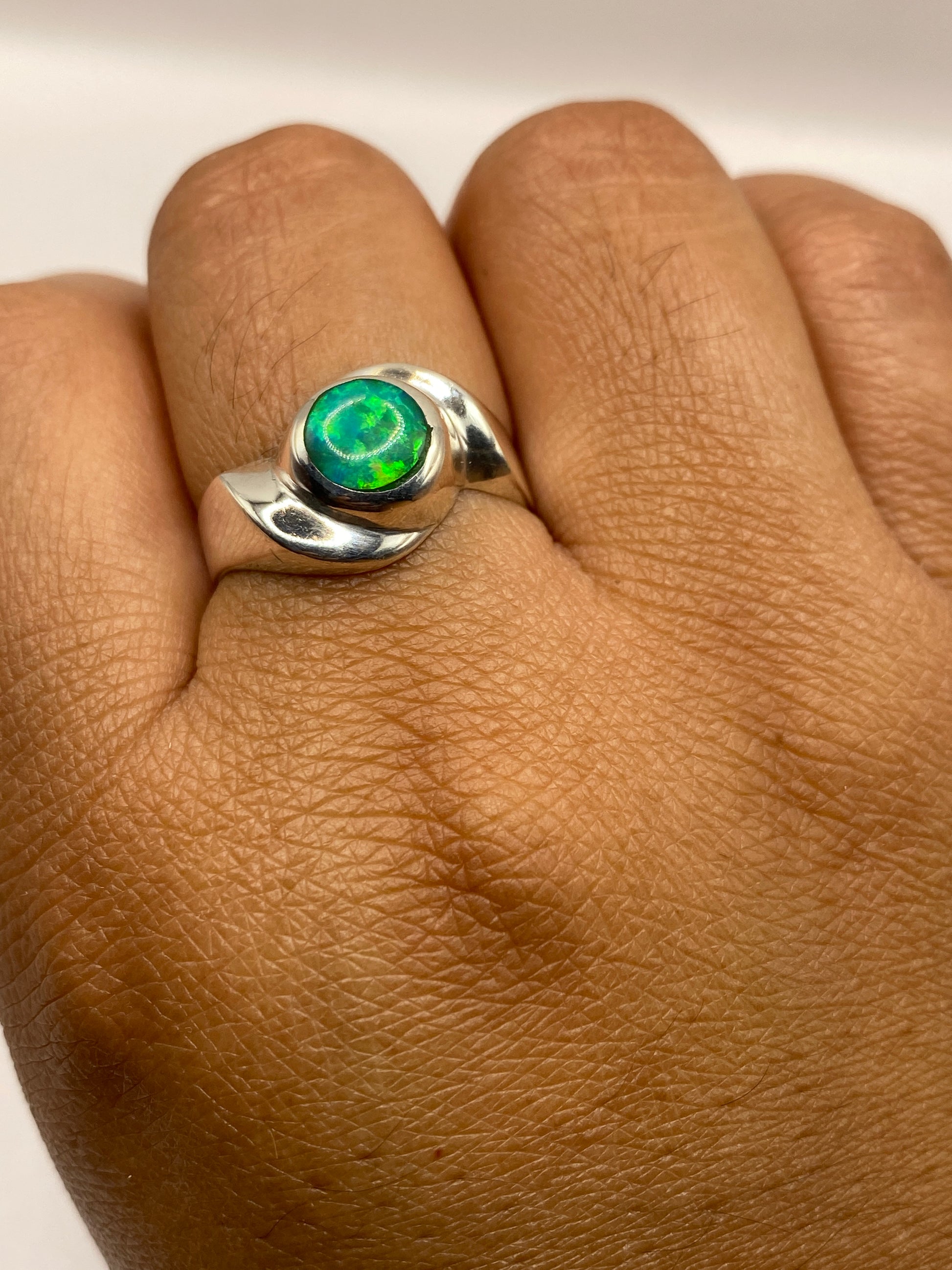 Anillo sobre fondo blanco mostrando el sello 950 en la banda interior