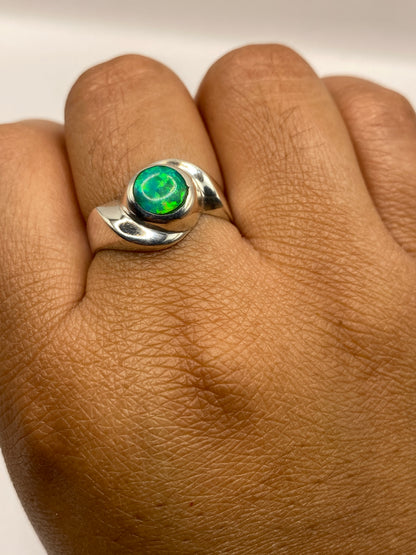 Anillo sobre fondo blanco mostrando el sello 950 en la banda interior