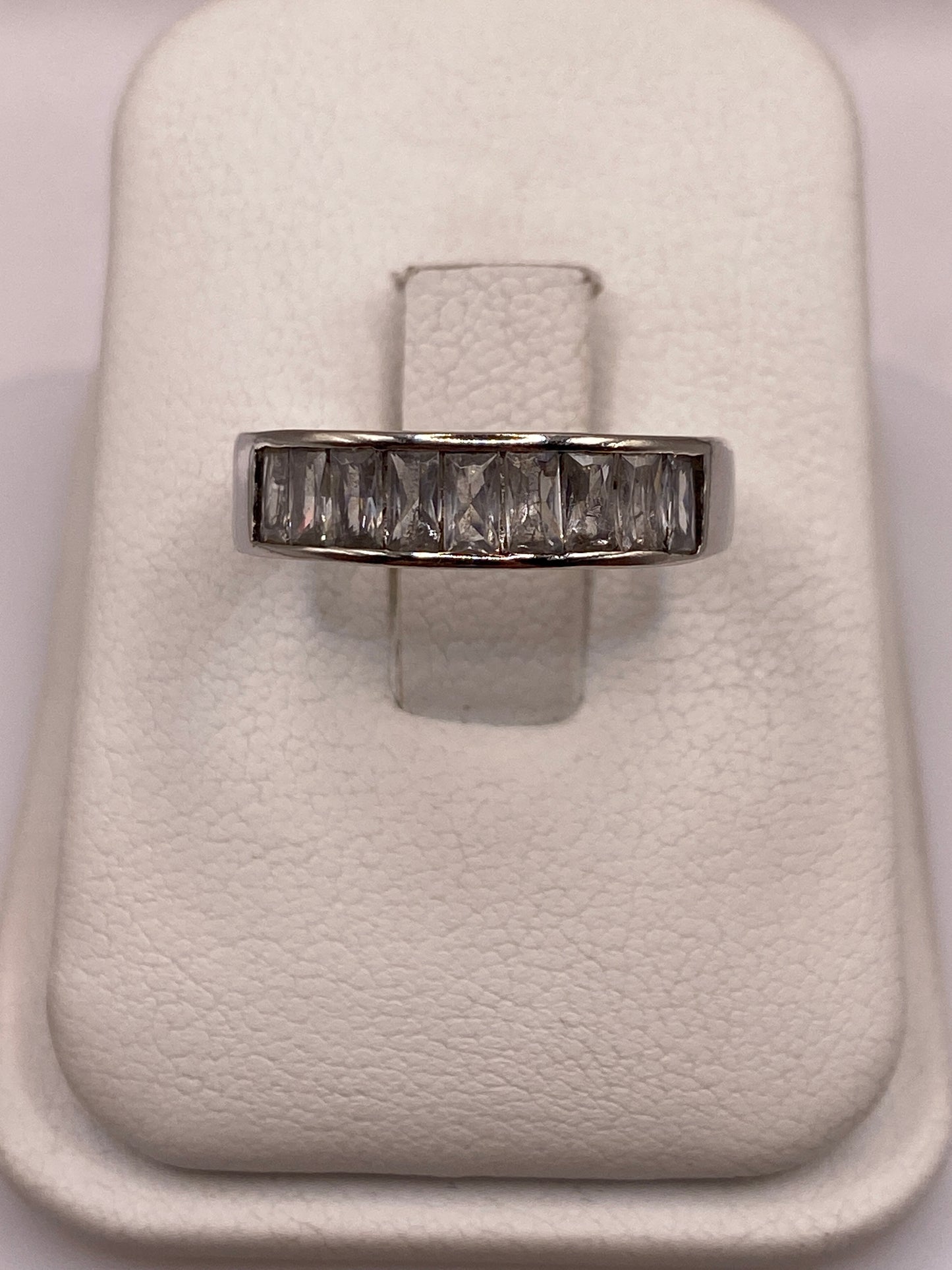 Anillo de plata solitario con circonia cristalina en estuche de joyería blanco